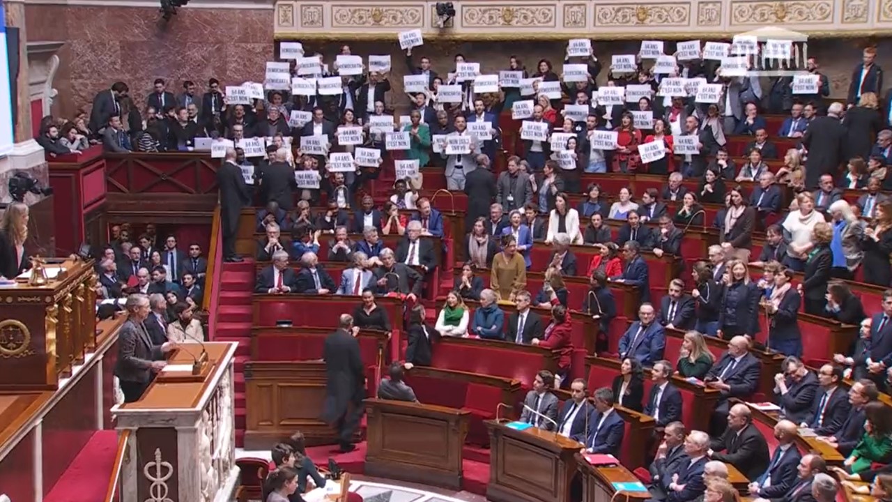 Réforme des retraites : La Marseillaise chantée pendant 2 minutes 30 à l&rsquo;Assemblée Nationale !