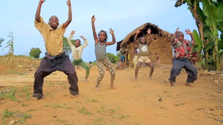 Masaka Kids Africana danse la joie des enfants africains. - masaka