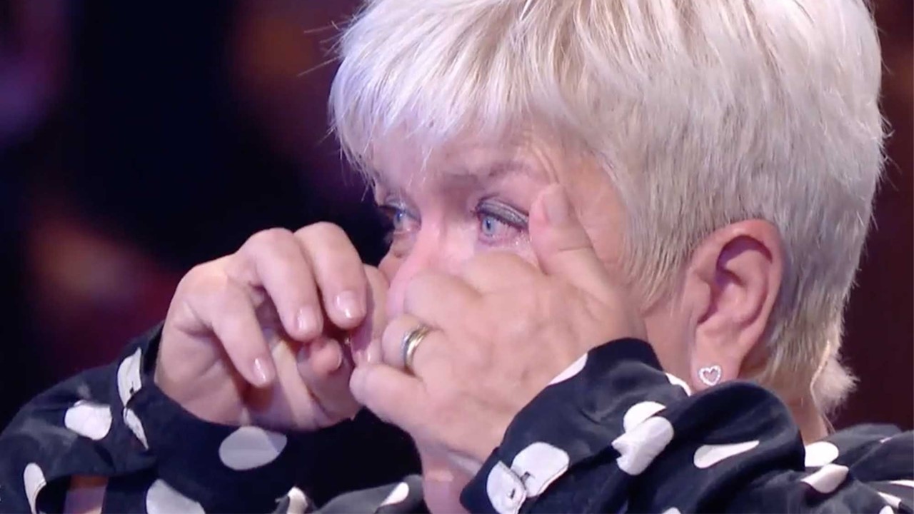 Les Enfoirés 2023 : Mimie Mathy prononce quelques mots et fond en larmes devant le public.