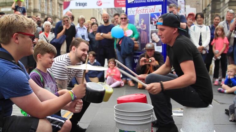 60 Millions de vues pour ce batteur de rue qui joue sur des seaux et des gamelles - matthew pretty