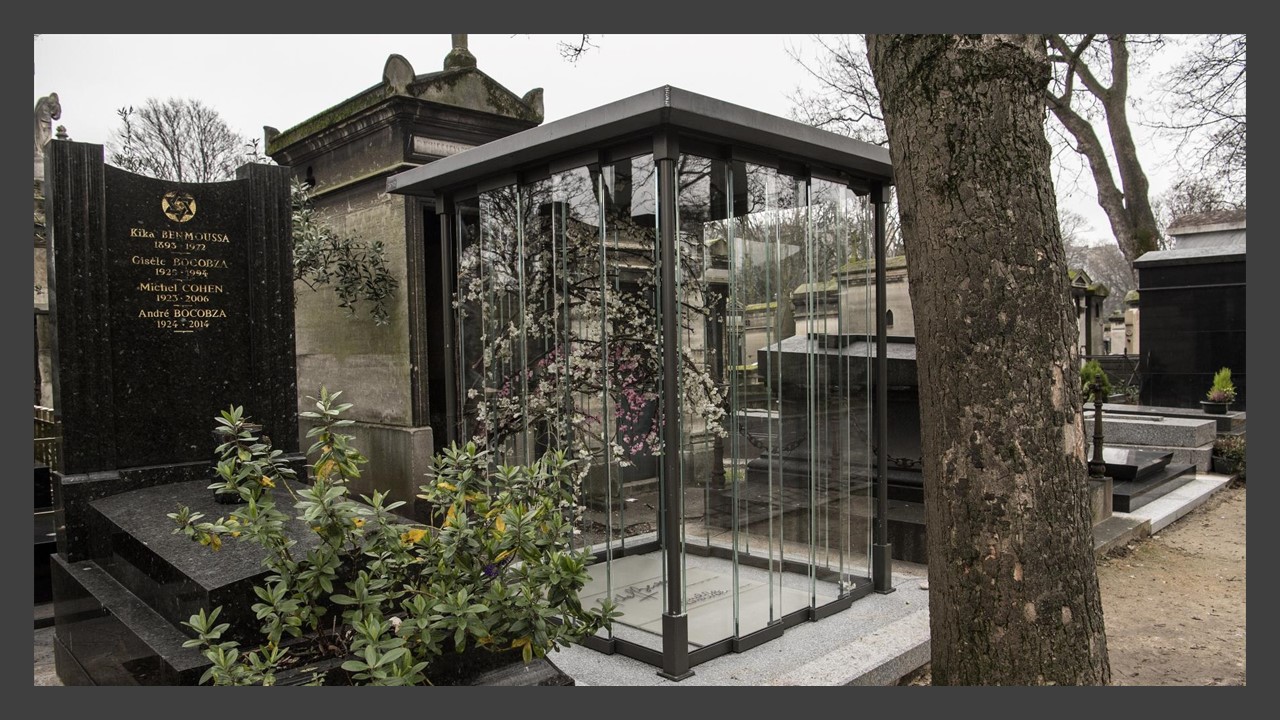 Le caveau de France Gall, Michel Berger et leur fille est protégé par un mausolée de verre