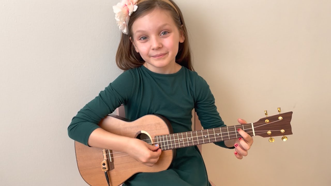 La petite Maya, 8 ans, maîtrise son cuatro (guitare à 4 cordes) en jouant Bach.