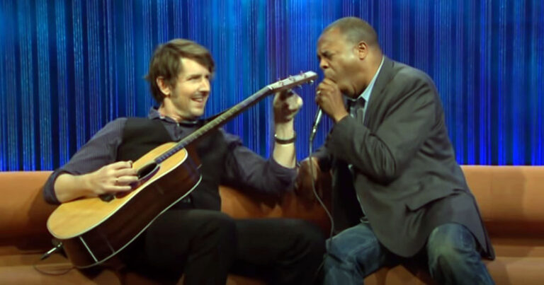 L'homme qui restitue des sons de guitare incroyables avec sa voix... - michael winslow plays whole lotta love on a norwegian talk show 10
