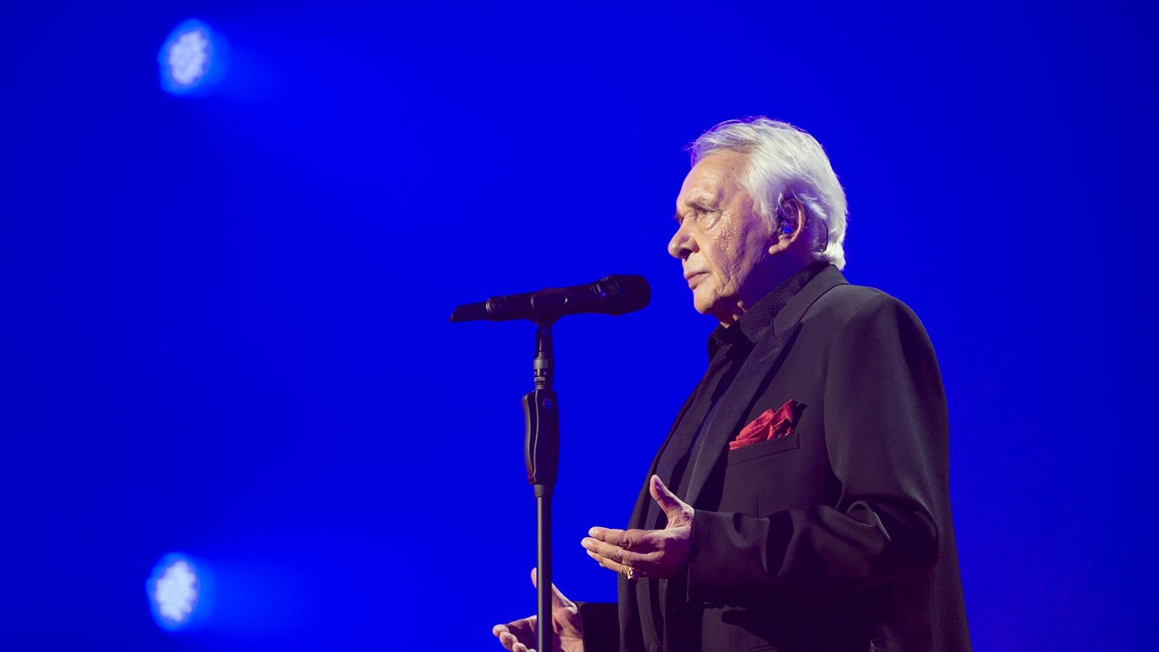 Découvrez les premiers extraits Live de Michel Sardou en concert. Il chante « Tennessee » de Johnny…