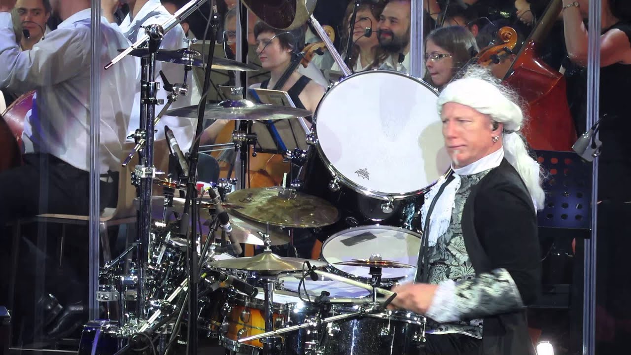 Quand le batteur de metal Mike Terrana joue du Mozart avec un orchestre symphonique.