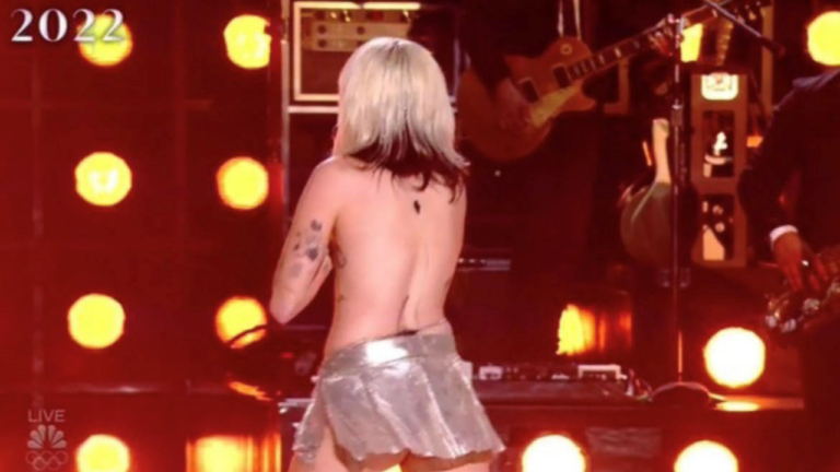 Accident de top pour Miley Cyrus qui a bien failli se retrouver seins nus au concert du Nouvel an. - miley cirus