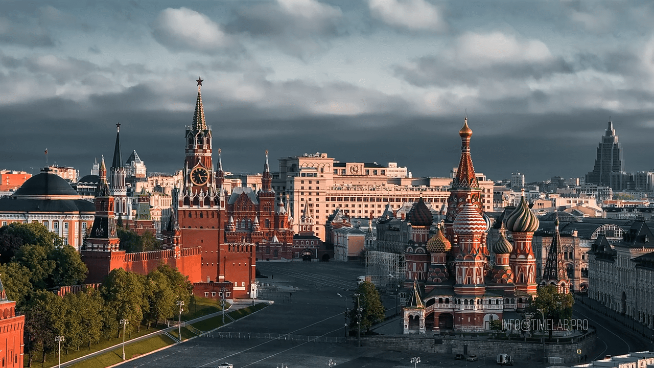 « Stranger in Moscou » – Survol de la ville.