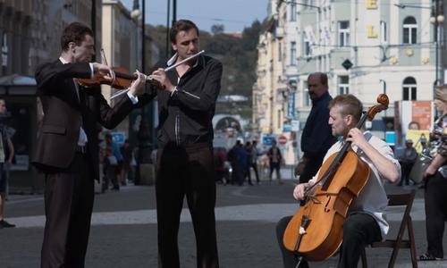 Flashmob de Mozart dans les rues de Pragues - mozart flashmob dans les rues de prague