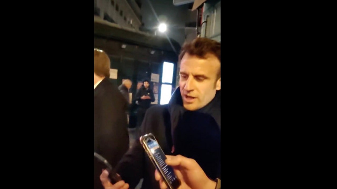 Emmanuel Macron filmé en train de chanter dans la rue juste après son allocution…