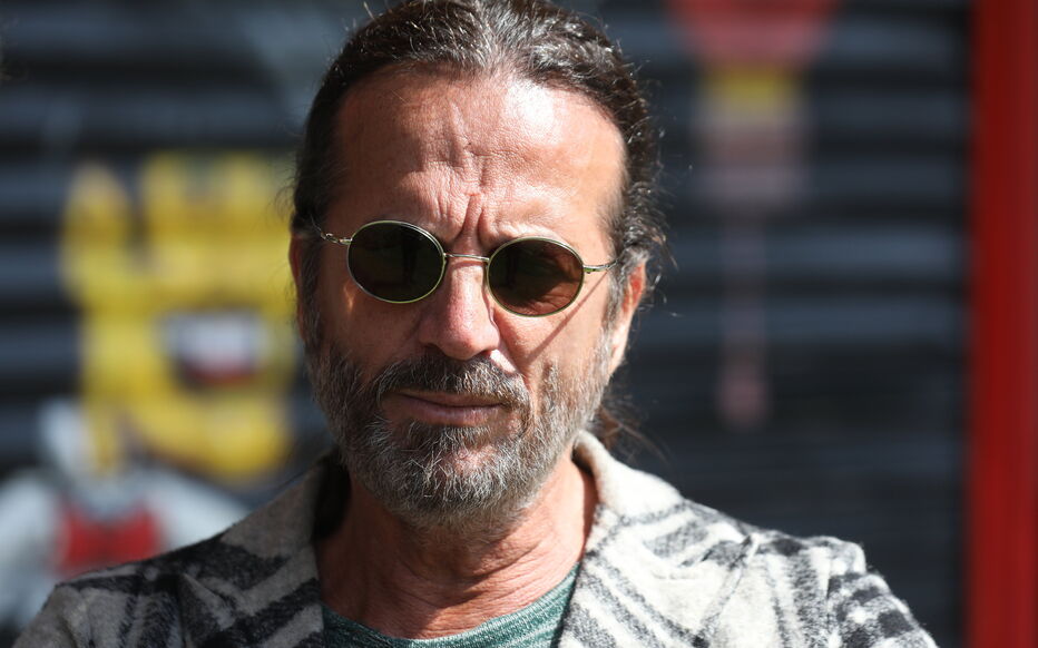 ELECTIONS LEGISLATIVES EVRY 1ERE CIRCONSCRIPTION DE L'ESSONNE / LE CHANTEUR FRANCIS LALANNE SUPPLEANT DE JACQUES BORIE EN CAMPAGNE DANS LES RUES D'EVRY