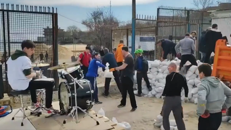 Un ado joue de la batterie sur "It's my life" à Odessa pour motiver la résistance ukrainienne. Bon Jovi partage. - odessa 1
