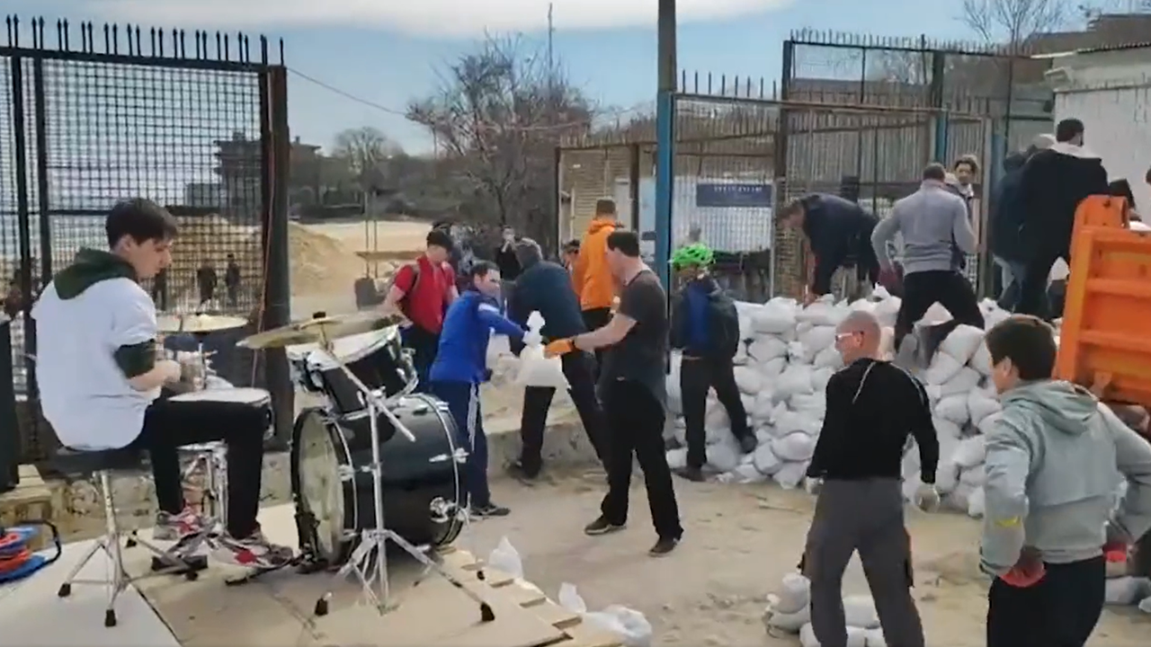 Un ado joue de la batterie sur « It&rsquo;s my life » à Odessa pour motiver la résistance ukrainienne. Bon Jovi partage.