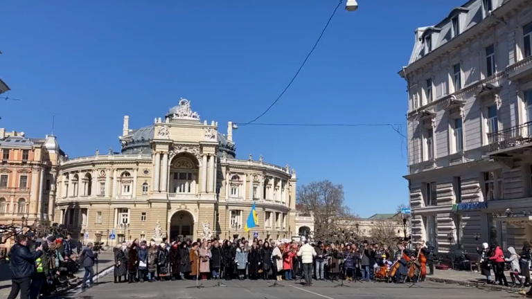 Les chanteurs et musiciens ukrainiens de l'Opéra d'Odessa donnent un concert en plein air. - odessa