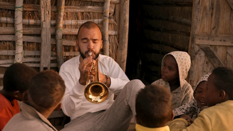 Rendez-Vous en Terre Inconnue à Madagascar : Oli accompagne la communauté Vézo à la trompette - oli
