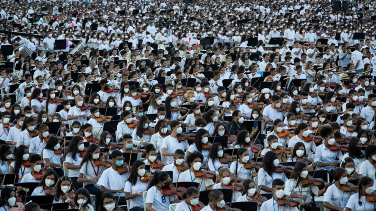 Le record Guinness du plus grand orchestre du monde vient d'être battu avec 12000 musiciens ! - orchstre