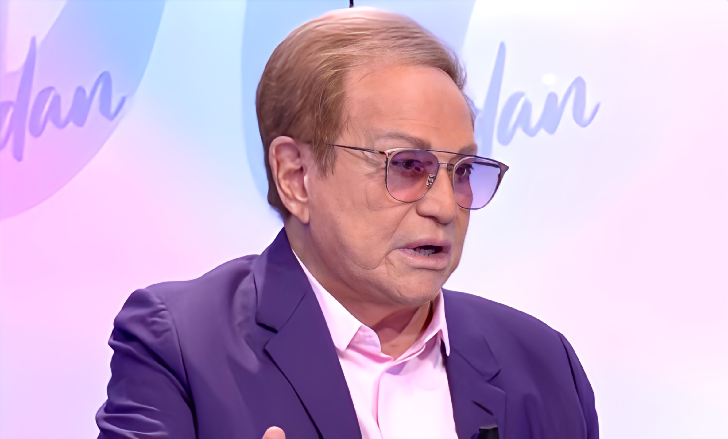 Interview d&rsquo;Orlando : « Dalida pensait qu&rsquo;elle était laide » à cause de ses problèmes oculaires.