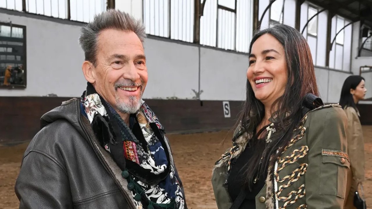 Lundi 6 mars, Florent Pagny a assisté au défilé Fashion Week avec Azucena. Photos…