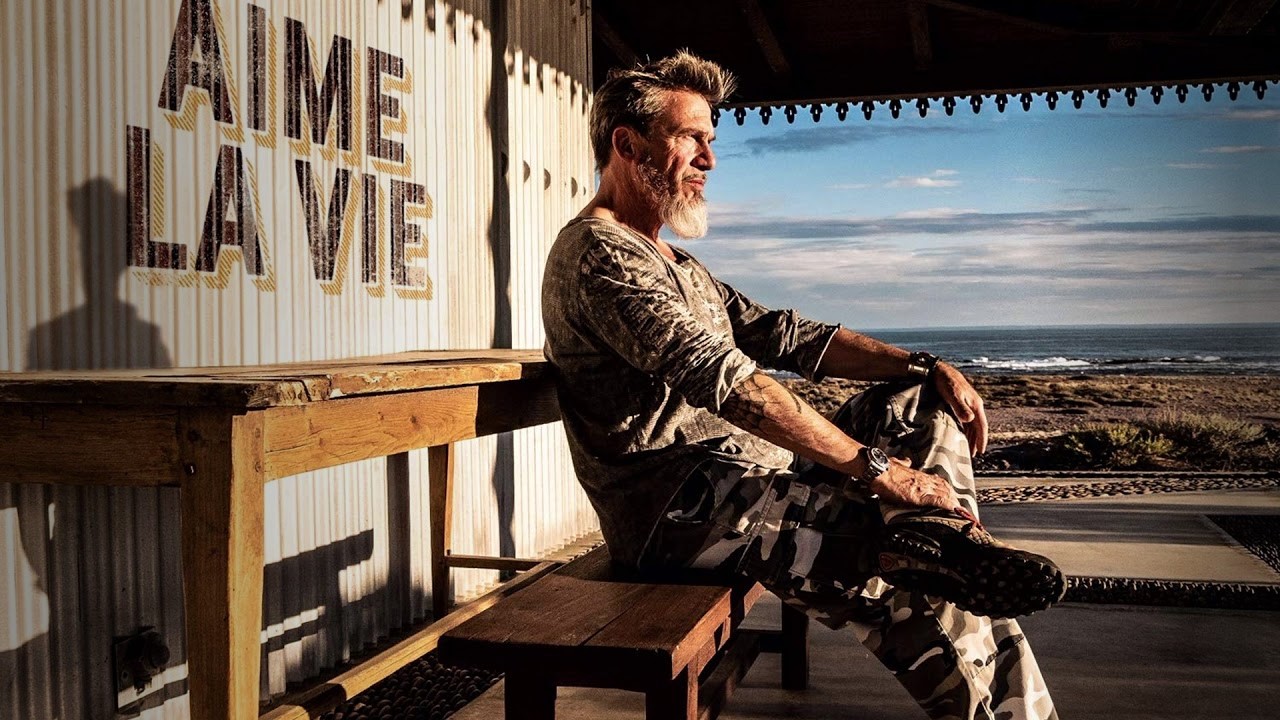 Une photo unique de Florent Pagny qui révèle son serpent corail qui ne le quitte jamais.