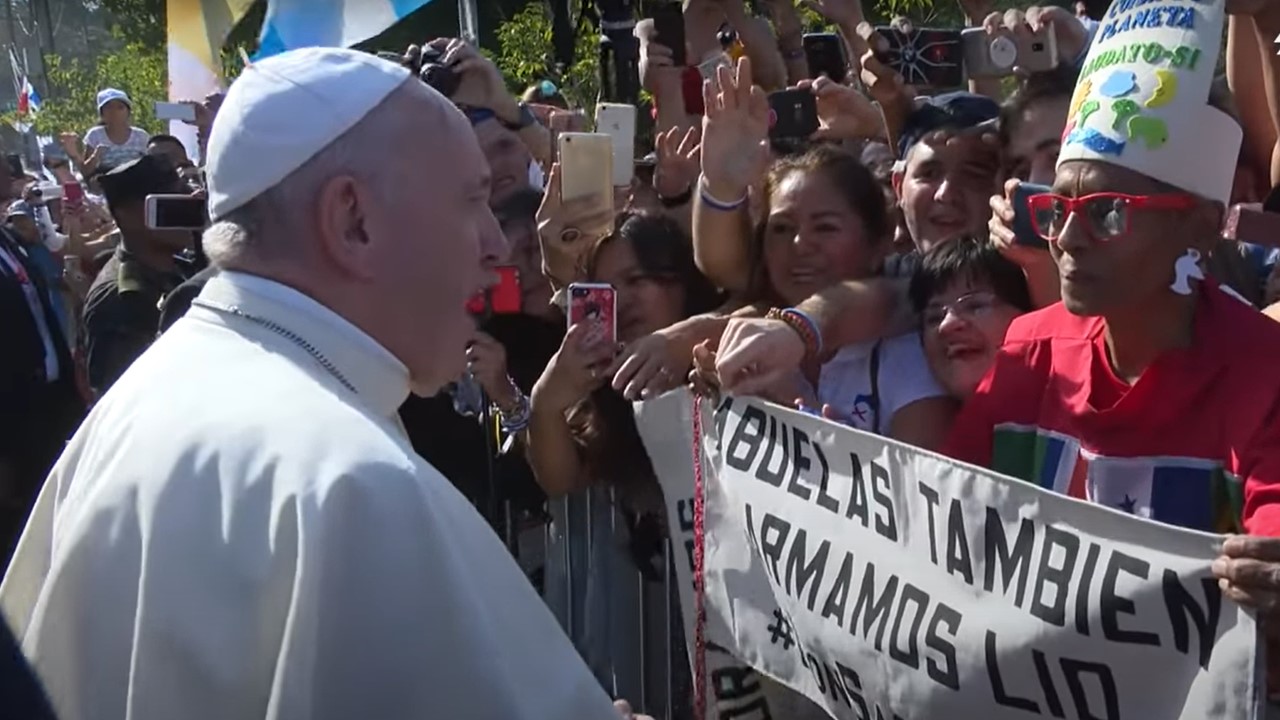 Bon anniversaire au Pape François (86 ans). Découvrez le chanter pour l&rsquo;anniversaire d&rsquo;une fidèle…