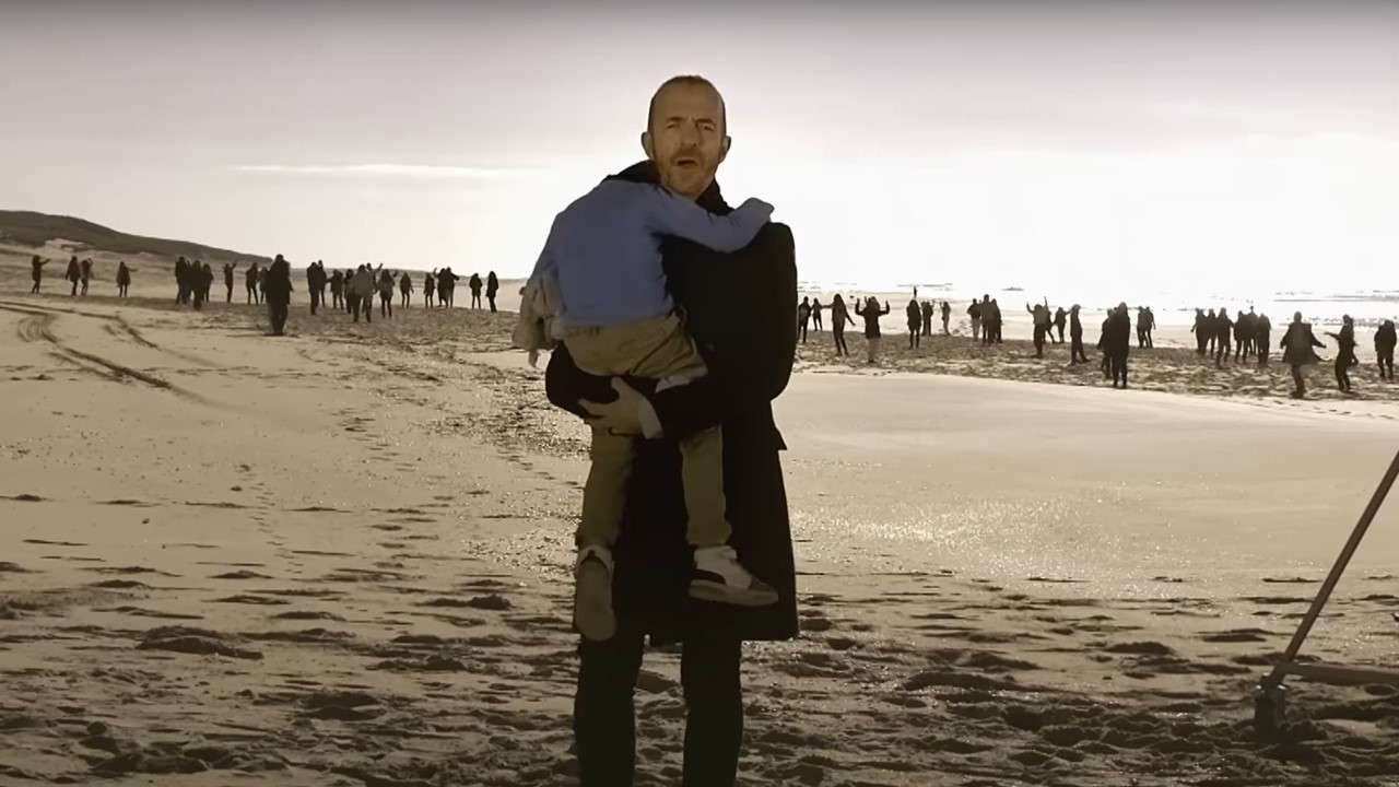 Découvrez le nouveau clip de Calogero « Par choix ou par hasard ». Un hymne à la France plurielle.