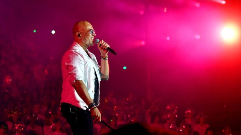 Pascal Obispo avec 1000 choristes rend hommage à son pote Florent Pagny aux fous chantant d'Alès - pascal obispo 1