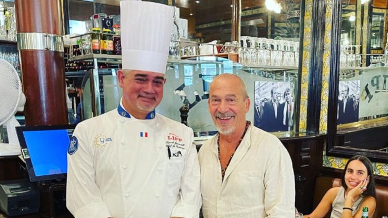 Florent Pagny déjeune en famille à la Brasserie Lipp et semble en belle forme aux côtés du chef Pascal Jounault. - pazgny