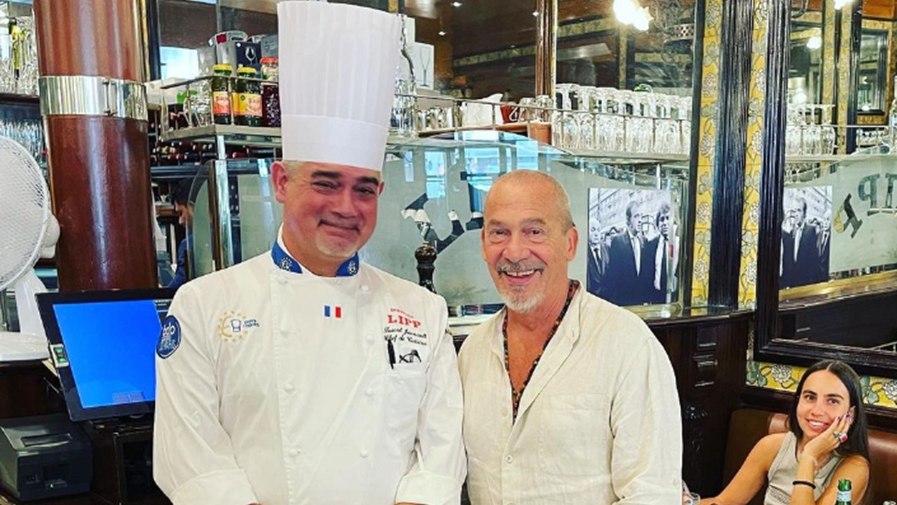 Florent Pagny déjeune en famille à la Brasserie Lipp et semble en belle forme aux côtés du chef Pascal Jounault.
