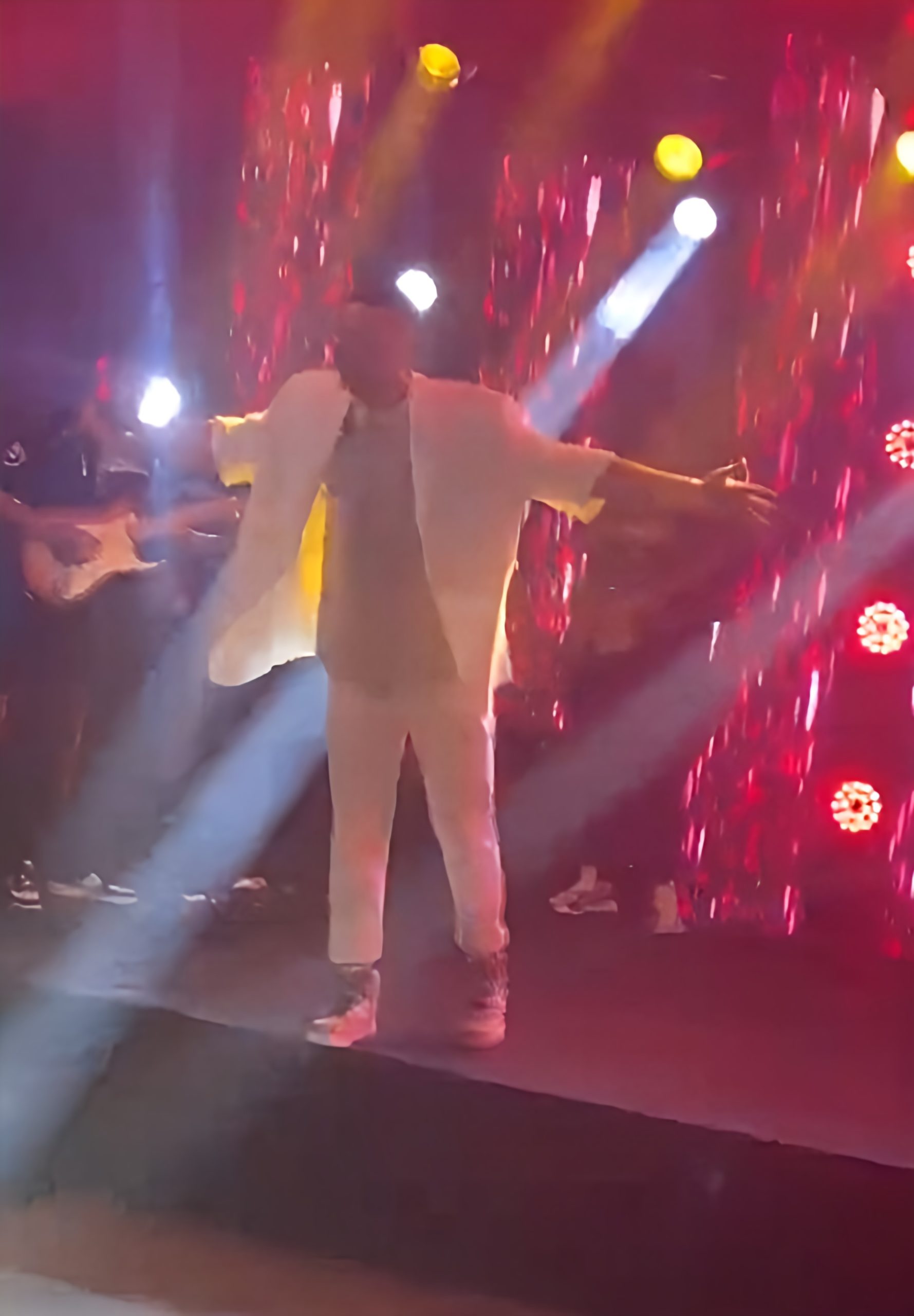 Le chanteur brésilien Pedro Henrique est décédé brutalement sur scène à l&rsquo;âge de 30 ans. « Attention images choquantes »