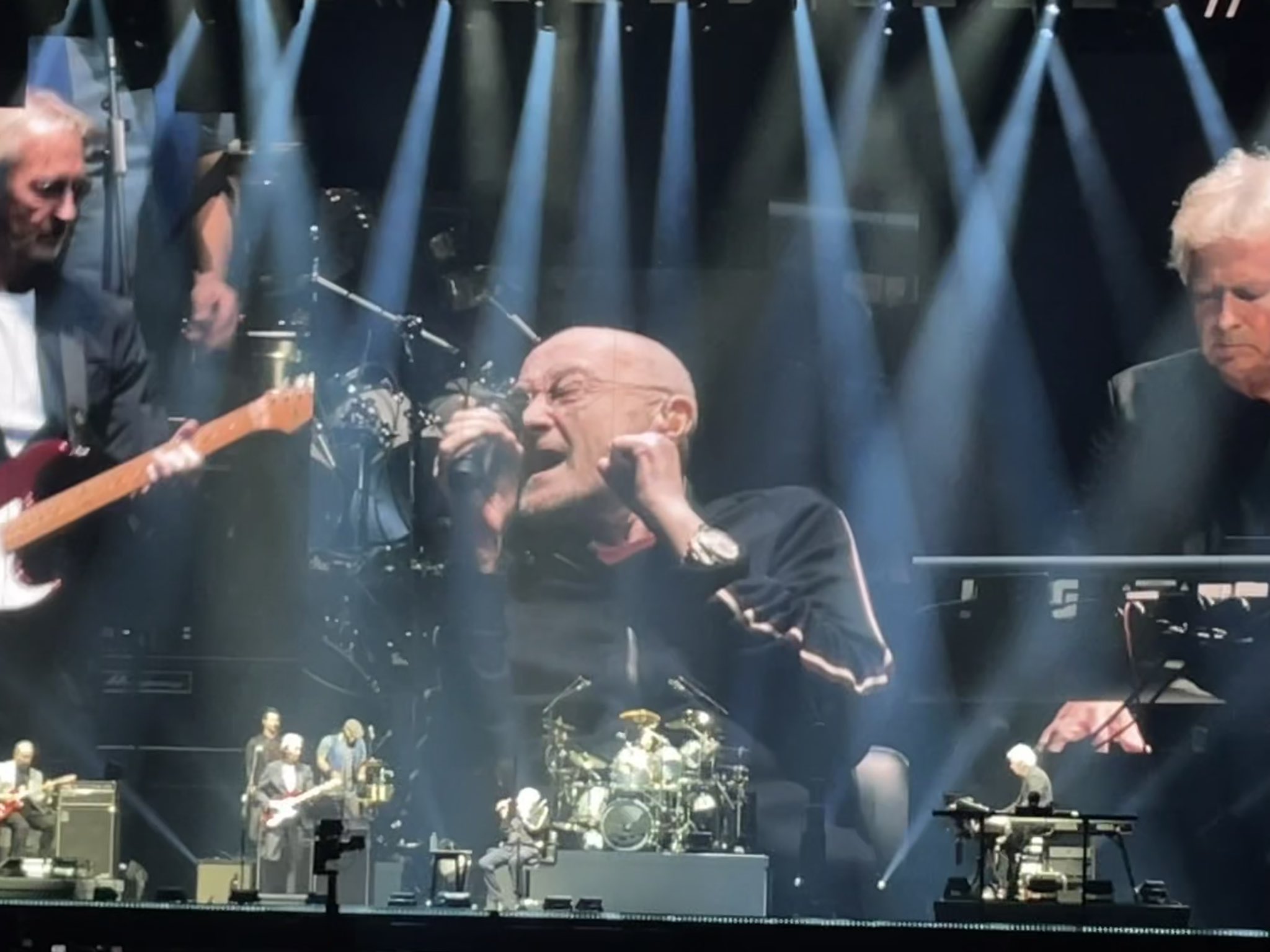 Live du concert de Genesis à Paris. Phil Collins n&rsquo;a pas mâché ses mots sur Poutine faisant huer le public.
