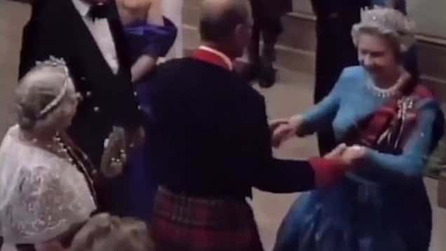 L'une des très rares scènes où voit danser avec la reine avec le duc d'Edimbourg. - philip