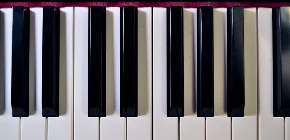 ça te dit de jouer un peu de piano ? Alors Suis-Nous…