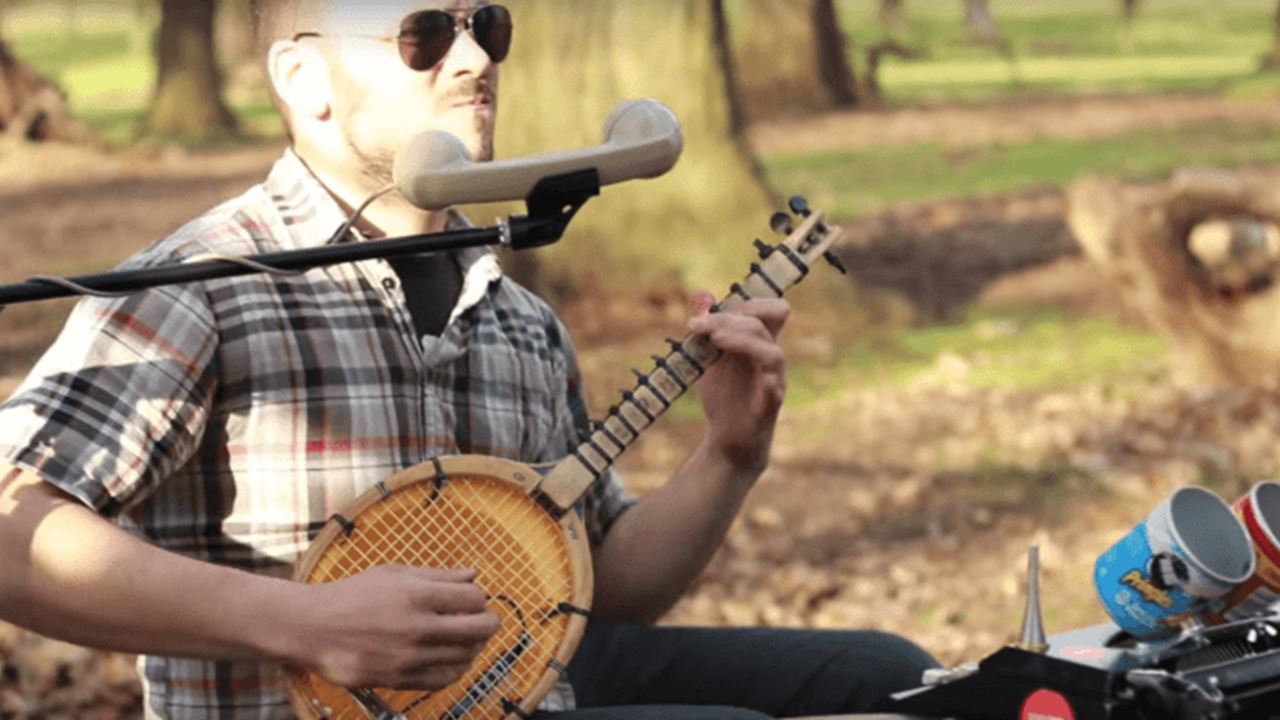 L&rsquo;italien Porcapizza joue « Foxy Lady » de Jimi Hendrix avec ses instruments faits maison.