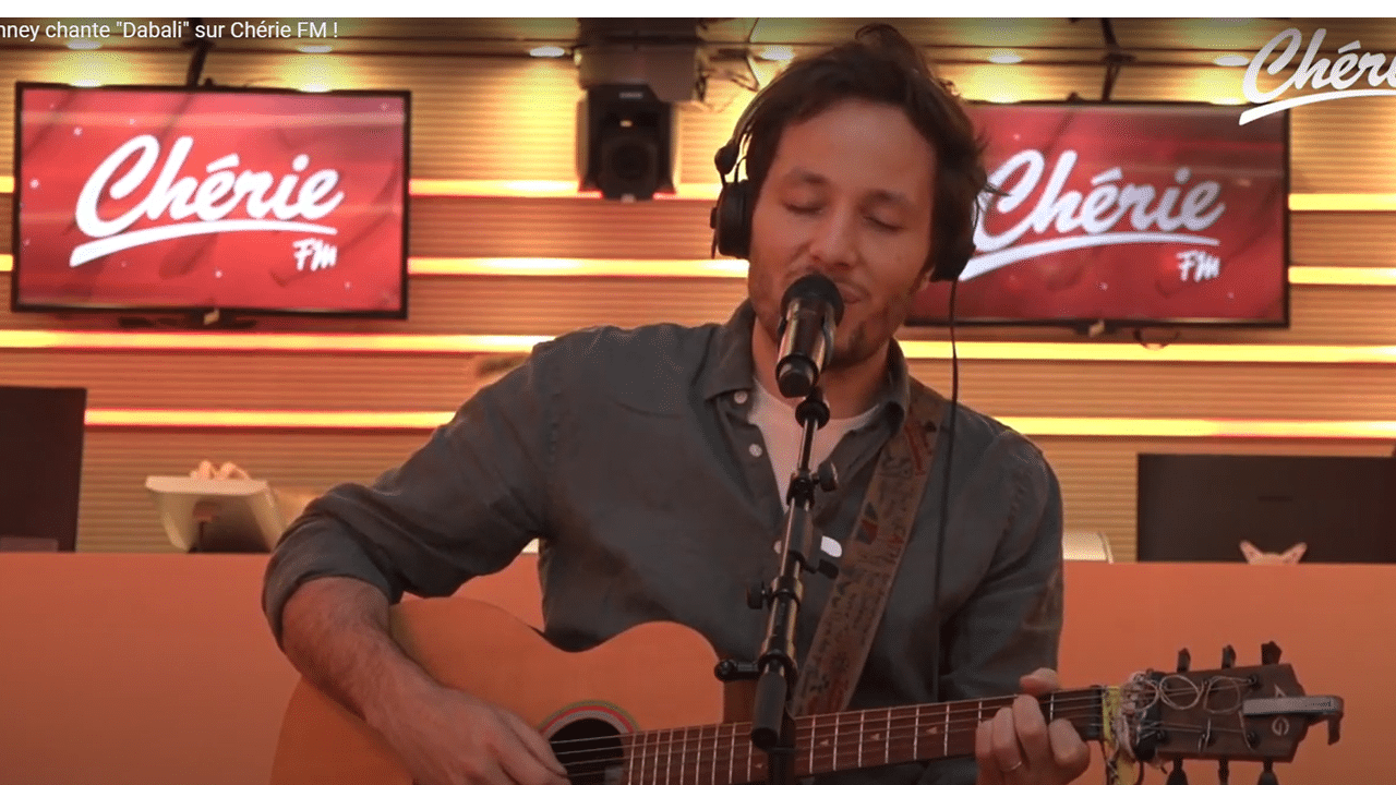Vianney en Live chante « Pour de vrai » et « Dabali » sur Chérie FM