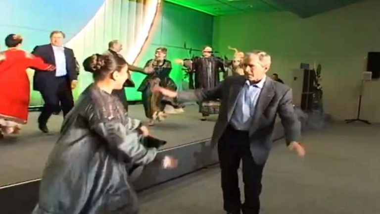 Vladimir Poutine qui danse avec George W Bush. Oui mais ça c'était avant ! - poutine