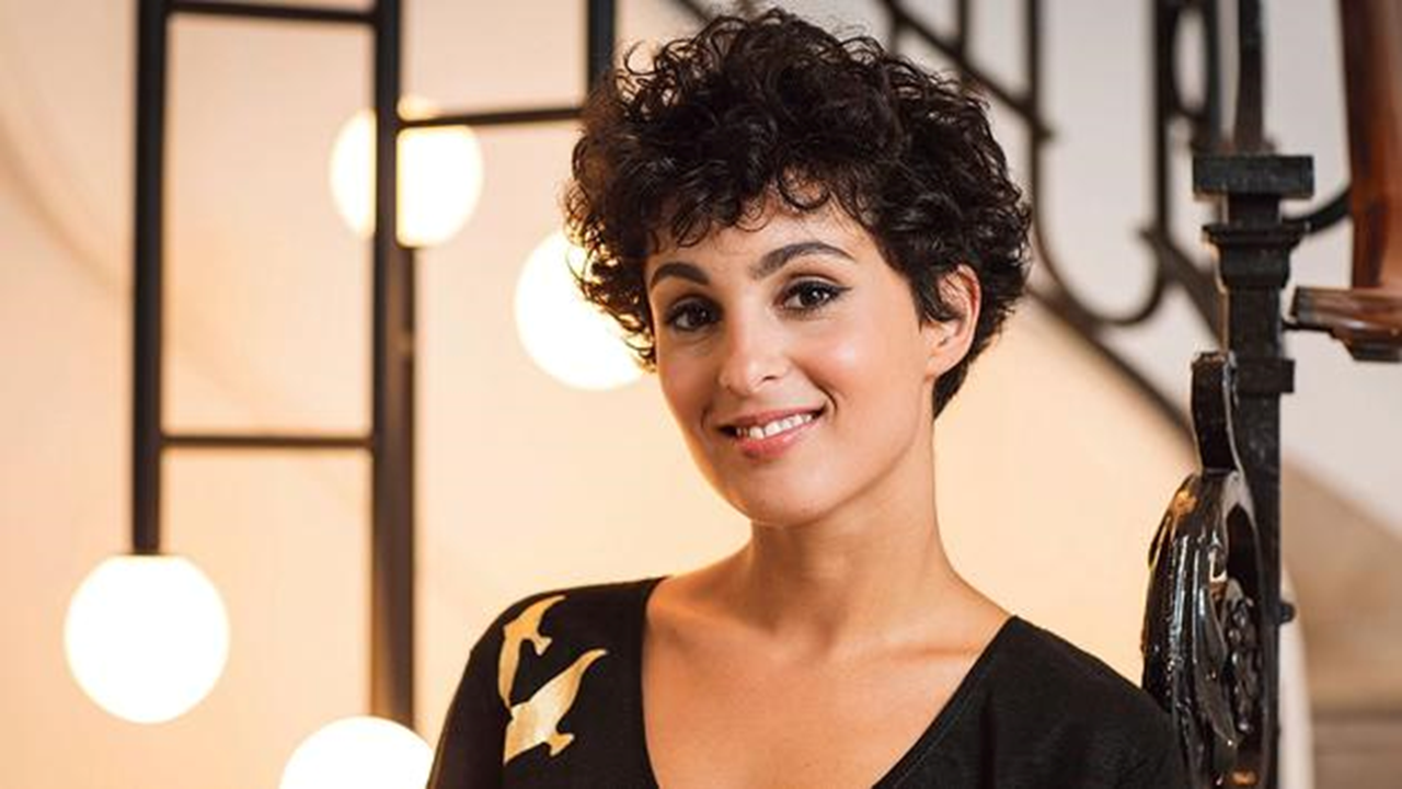 Bon anniversaire à Barbara Pravi (29 ans). Réécoutez la chanter « Tous les cris les SOS » pour l&rsquo;Ukraine.  