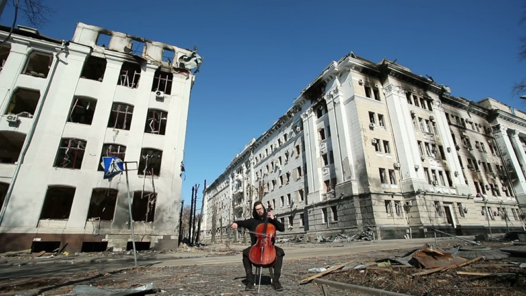 Entre 2 alertes, le violoncelliste Denys Karachevtsev joue le prélude N° 5 de J.S Bach dans les rues de Kharkiv. - prelude