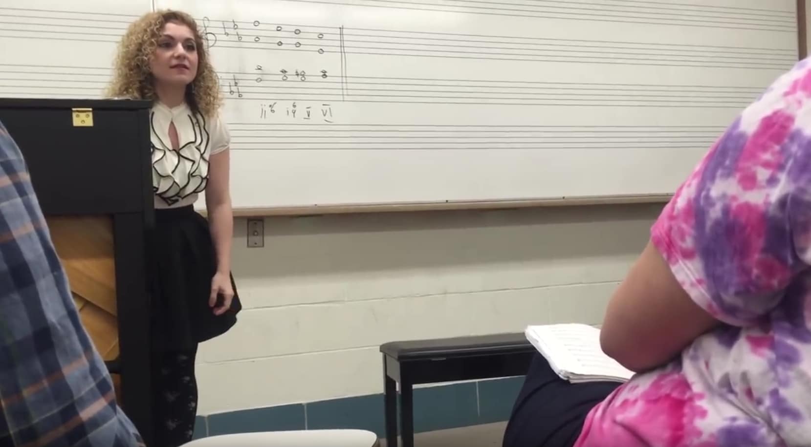 Quand ta prof de musique se met à chanter… c&rsquo;est juste magnifique !