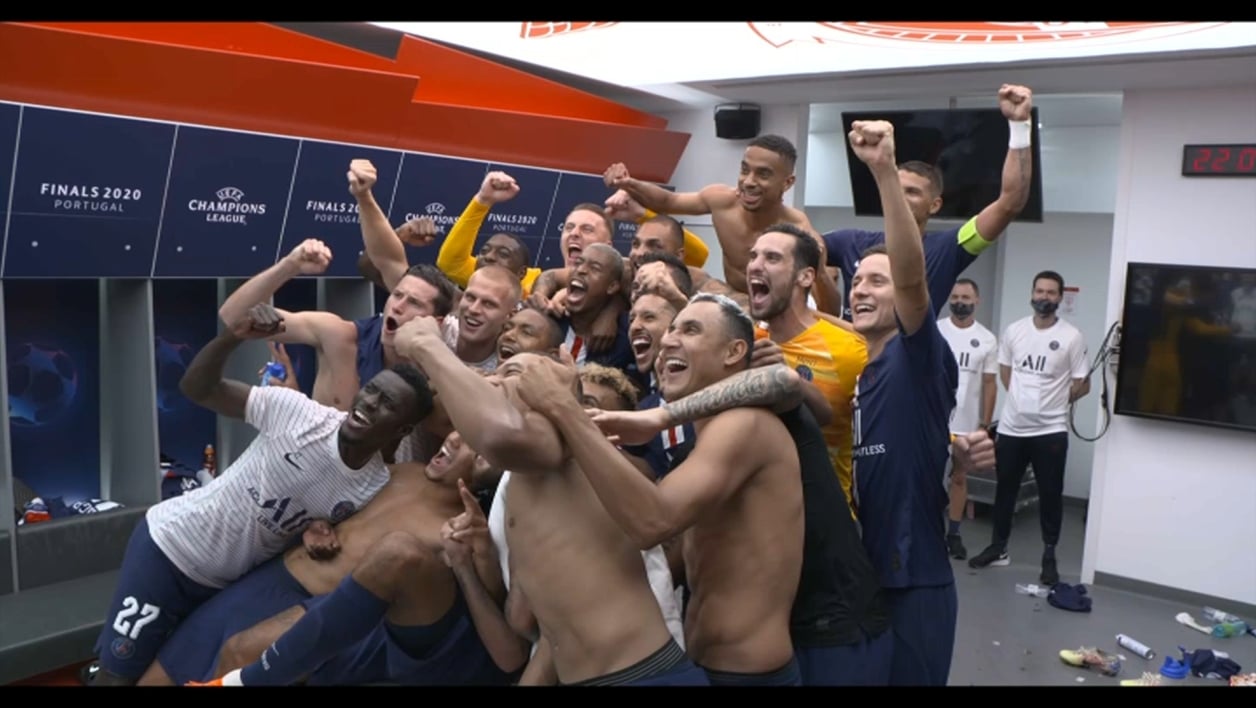 PSG en finale! Célébration et chants dans les vestiaires.