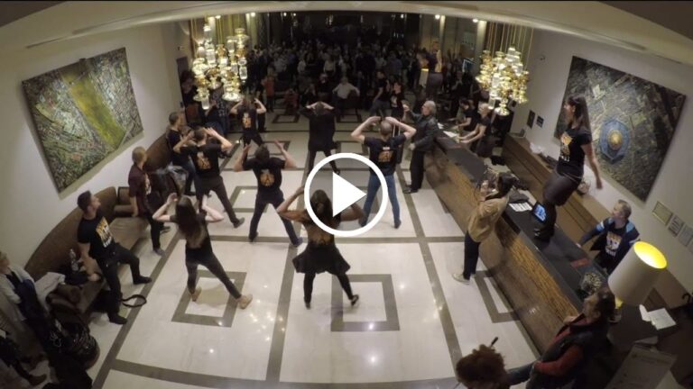 Flashmob sur Queen - queen flash mob hungarian hotel play