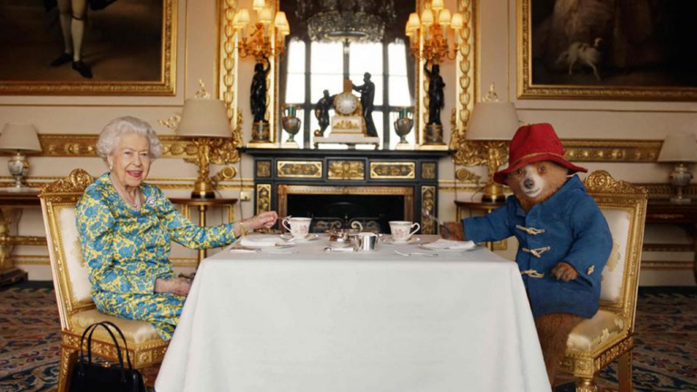 Jubilé : La reine crée la surprise avec l'Ours Paddington avant le concert de Stars mondiales. - reine