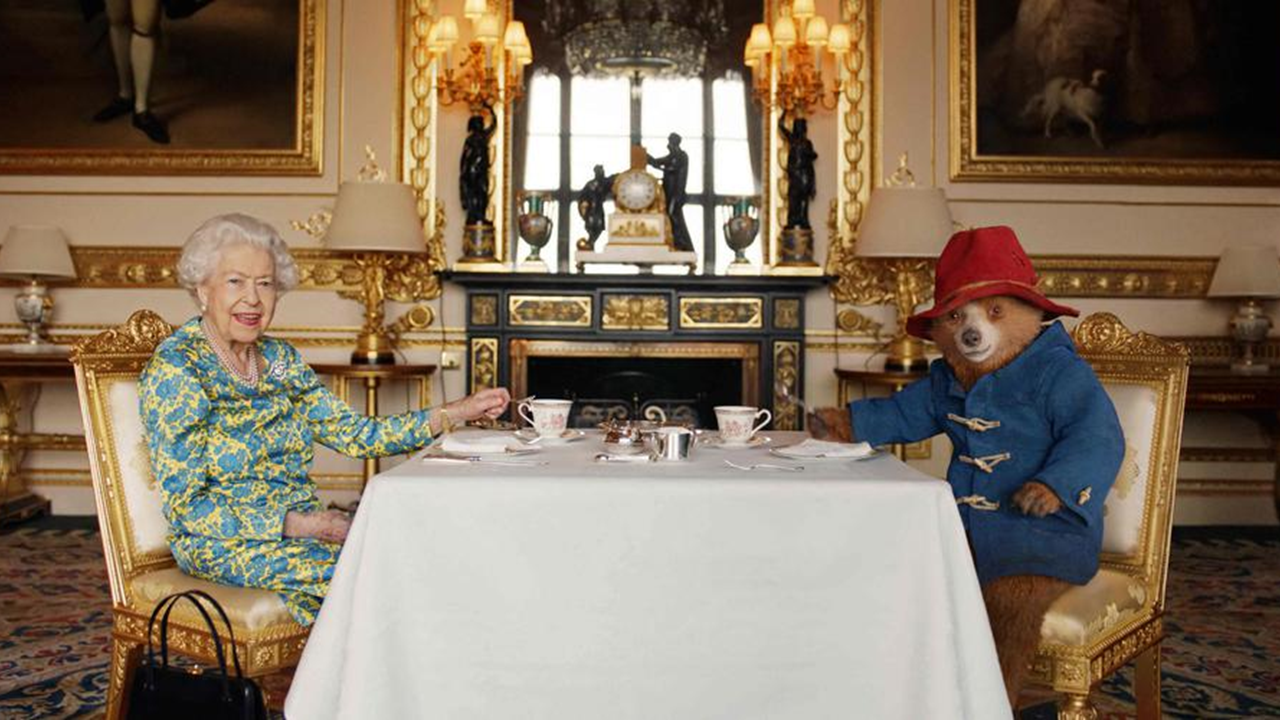 Jubilé : La reine crée la surprise avec l&rsquo;Ours Paddington avant le concert de Stars mondiales.