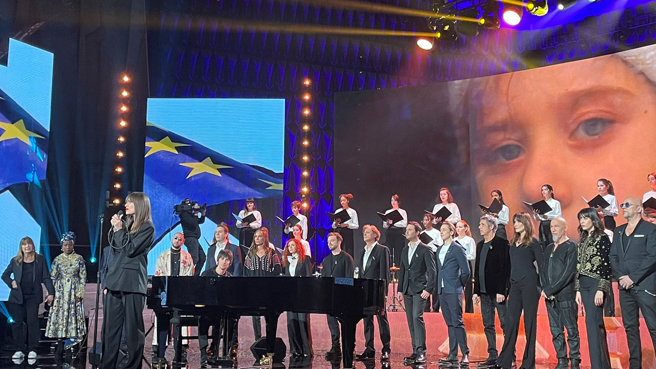 Florent Pagny chante avec Pascal Obispo pour l&rsquo;Ukraine. Il apparaît crâne rasé.