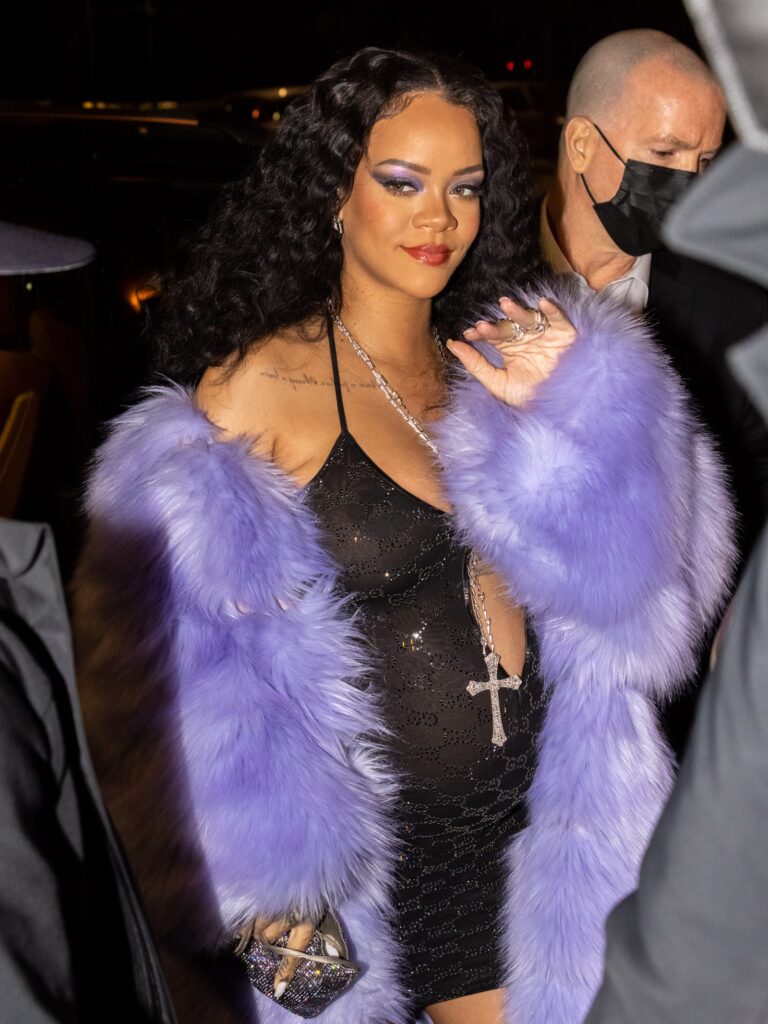 Rihanna expose son Baby Bump au défilé Gucci de la Fashion Week de Milan. - rihanna 1