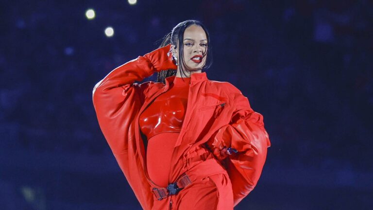 Revivez le spectacle de Rihanna à la mi-temps du Super Bowl. Elle en profite pour annoncer sa 2° grossesse. - rihanna 4