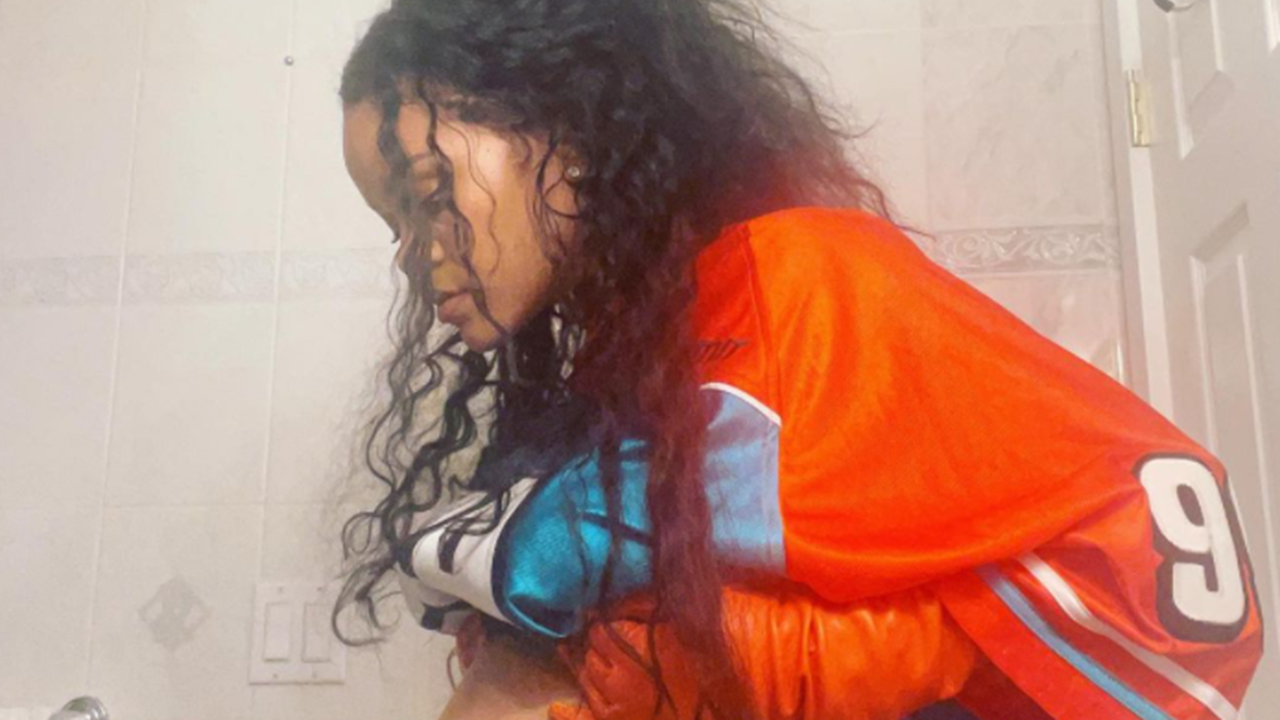 Rihanna publie des photos de son ventre rond sur  Instagram. 10 Millions de Likes en quelques heures !