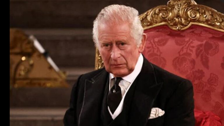 Charles contient ses larmes à Westminster où l'hymne "God save the King" a été officiellement chanté. - roi 3