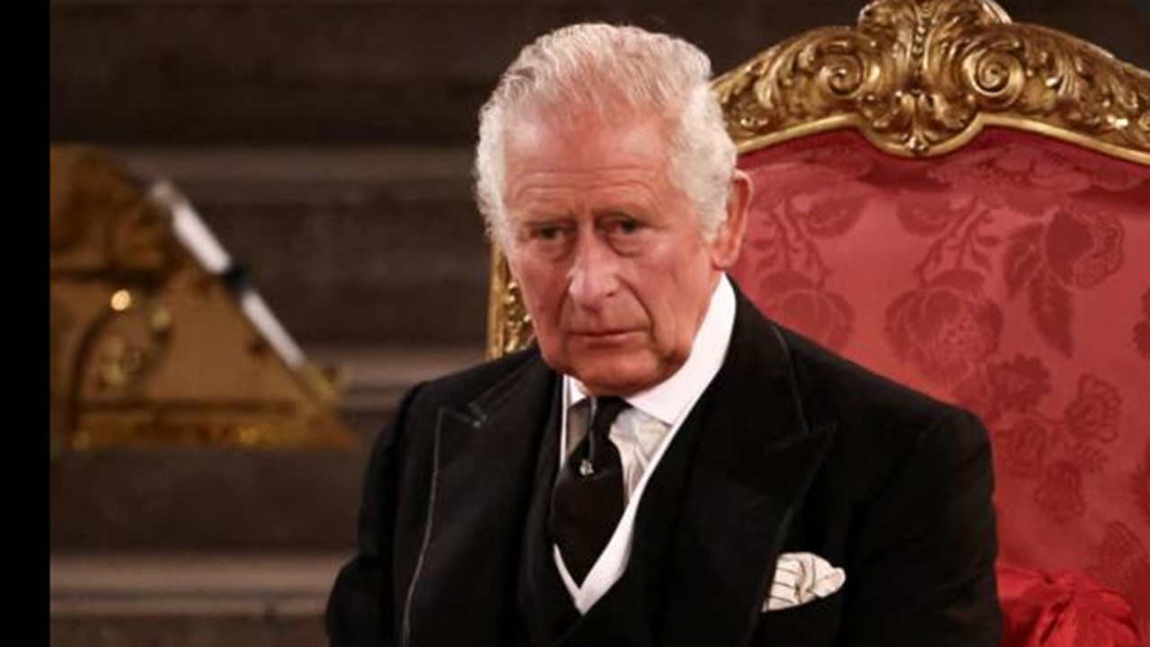Charles contient ses larmes à Westminster où l&rsquo;hymne « God save the King » a été officiellement chanté.