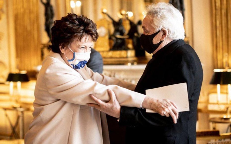 Roselyne Bachelot décore Michel Sardou et le prend dans ses bras ! Oui mais…