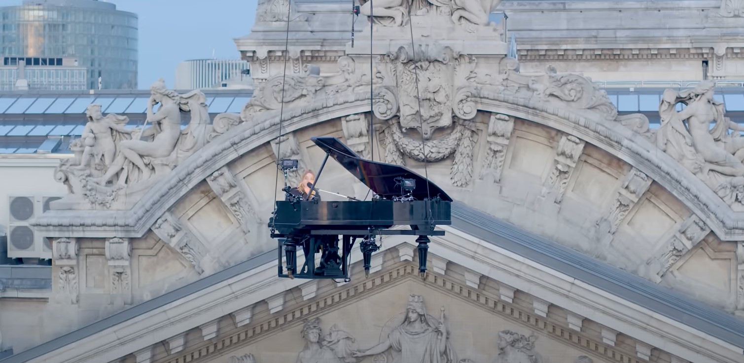 Un truc de fou ! Découvrez le clip « Popcorn salé » de Santa perchée à 40 mètres dans le vide avec son piano.