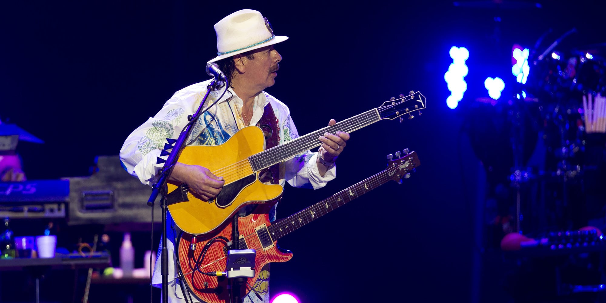 US-Mexican musician Carlos Santana performs during the Santana and Special Guests concert in Guadalajara on December 14, 2013.     AFP PHOTO/Hector Guerrero